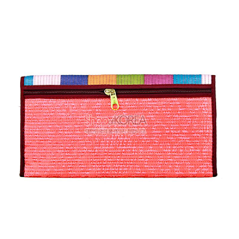 담주색 누비 천에 상단 색동 배색과 황동색 지퍼 장식이 있는 전통 장지갑. 담주색 누비 천에 상단 색동 배색과 황동색 지퍼 장식이 있는 전통 장지갑.