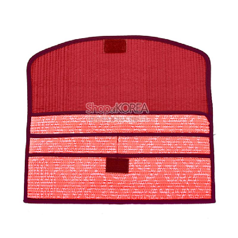 붉은 비단 소재에 누비 기법을 적용하고 연분홍 전통 무늬 배색 포켓이 더해진 장지갑. 붉은 비단 소재에 누비 기법을 적용하고 연분홍 전통 무늬 배색 포켓이 더해진 장지갑.