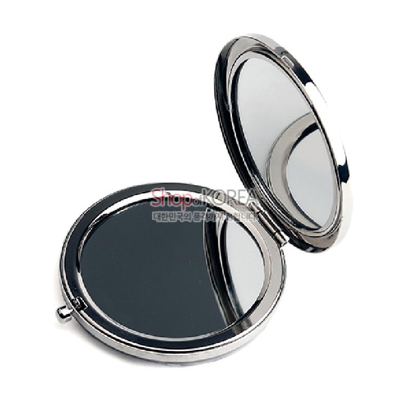 은색 금속 테두리에 양면 거울을 넣은 원형 원터치 손거울, 군더더기 없는 단색 메탈 디자인. 은색 금속 테두리에 양면 거울을 넣은 원형 원터치 손거울, 군더더기 없는 단색 메탈 디자인.