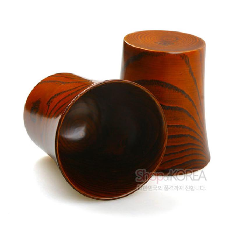 옻칠 마감된 천연 나무 재질, 짙은 갈색과 나뭇결 무늬가 돋보이는 전통 나무잔 세트. 옻칠 마감된 천연 나무 재질, 짙은 갈색과 나뭇결 무늬가 돋보이는 전통 나무잔 세트.