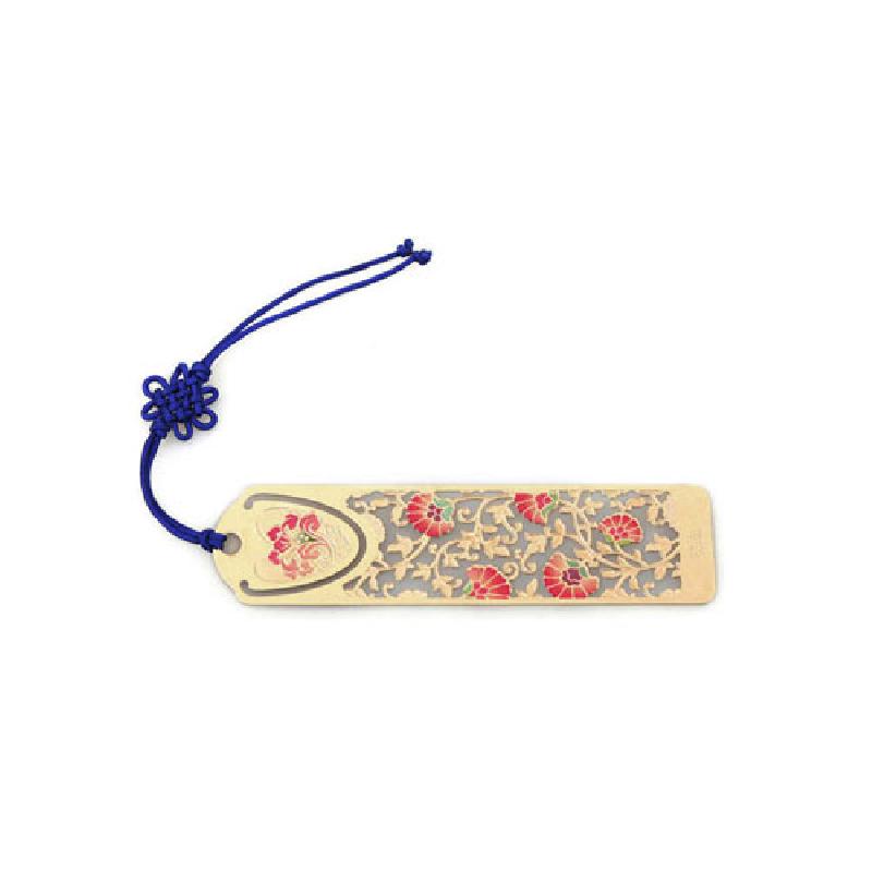 금속 재질에 금장 처리된 바탕 위로 붉은 꽃과 당초문 투각 장식이 어우러진 책갈피, 청색 매듭 끈 장식. 금속 재질에 금장 처리된 바탕 위로 붉은 꽃과 당초문 투각 장식이 어우러진 책갈피, 청색 매듭 끈 장식.