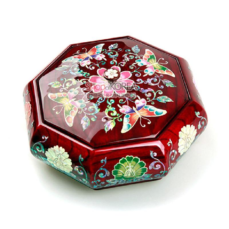 붉은 옻칠 바탕 위 자개 상감으로 표현된 나비와 꽃 문양이 돋보이는 팔각 다용도함. 붉은 옻칠 바탕 위 자개 상감으로 표현된 나비와 꽃 문양이 돋보이는 팔각 다용도함.