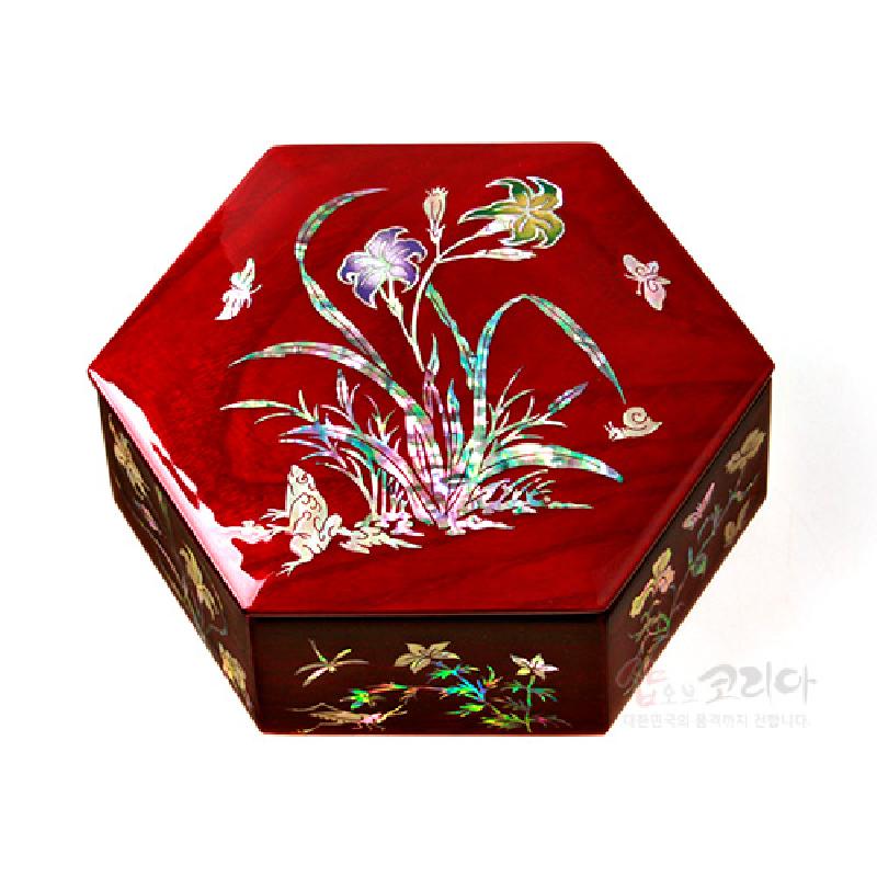 붉은 옻칠 바탕에 자개 상감으로 원추리와 나비, 달팽이 문양을 넣은 육각 나전 보석함.
