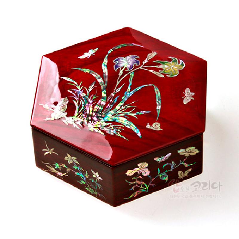 붉은 옻칠 바탕에 자개 상감으로 원추리와 나비, 달팽이 문양을 섬세하게 표현한 육각 나전주합.