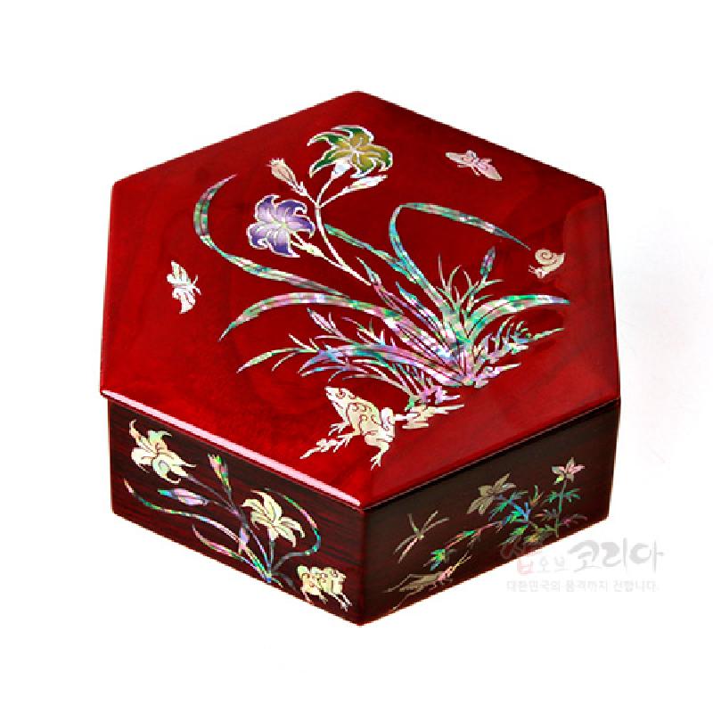 붉은 옻칠 육각함에 자개 상감으로 원추리와 나비, 벌 문양을 섬세하게 장식한 공예함.