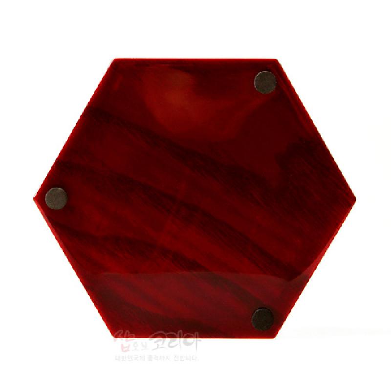 붉은 옻칠 마감의 육각형 나무 바닥면과 모서리에 배치된 원형 금속 장식이 특징인 함.