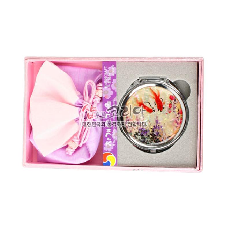 자개와 옻칠로 장식된 물고기·수초 문양 거울과 분홍·보라색 비단 매듭 주머니 세트.