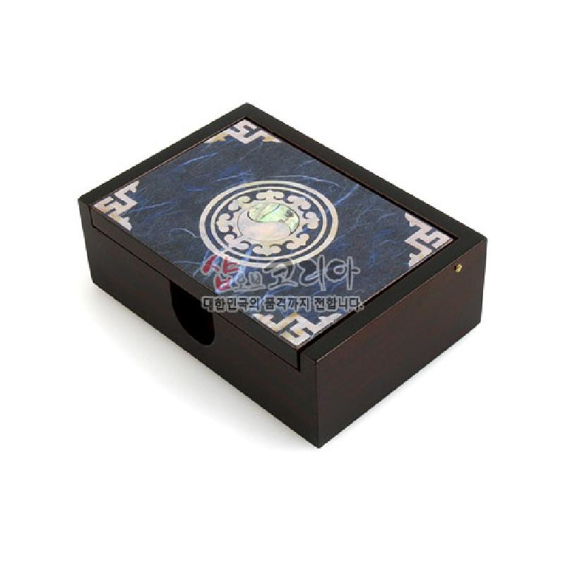 짙은 나무 재질 위 한지 상판에 청색 바탕과 자개 태극 원형문, 백색 전통 문양 테두리가 특징인 자동 명함함.