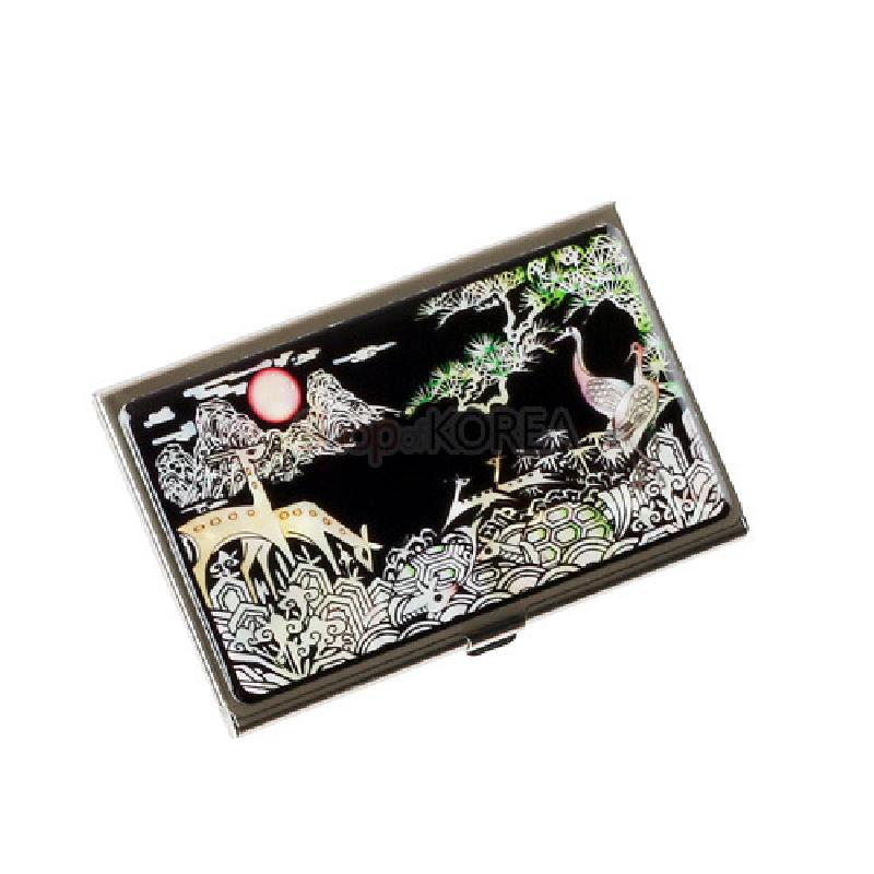 자개 상감 기법의 금속 명함집으로, 검은 바탕 위에 십장생 문양인 해, 구름, 학, 사슴, 거북, 소나무를 은은한 오색으로 표현했다.
