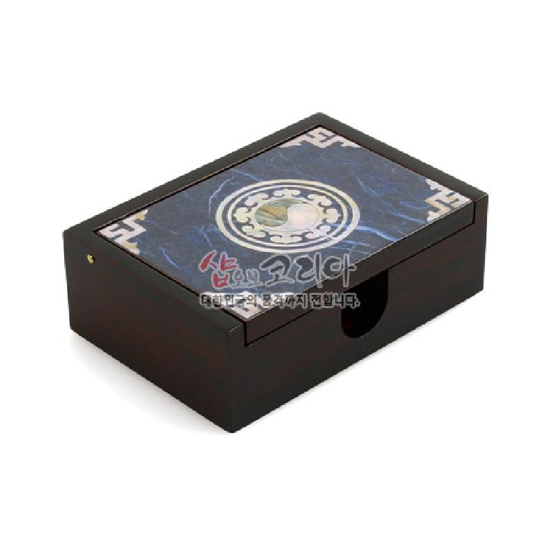 짙은 목재 케이스 위 청색 한지 바탕에 원형 태극 문양과 모서리 전통 문양이 장식된 자동 명함함.