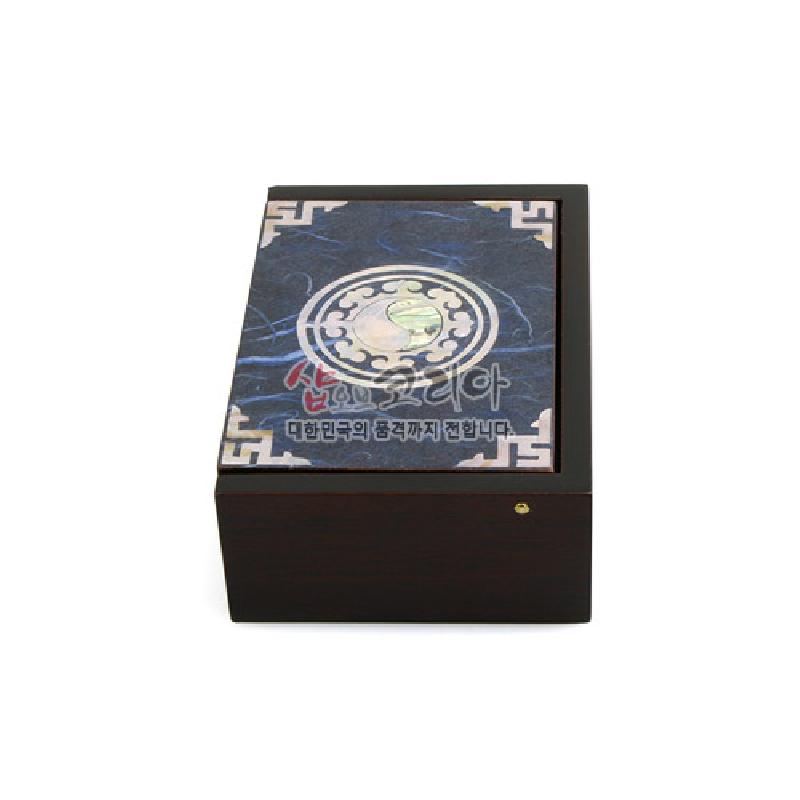 짙은 나무색 한지 상단에 청색 배경과 자개 청태극 원형 문양, 모서리 전통 기하무늬 장식을 더한 자동 명함함.