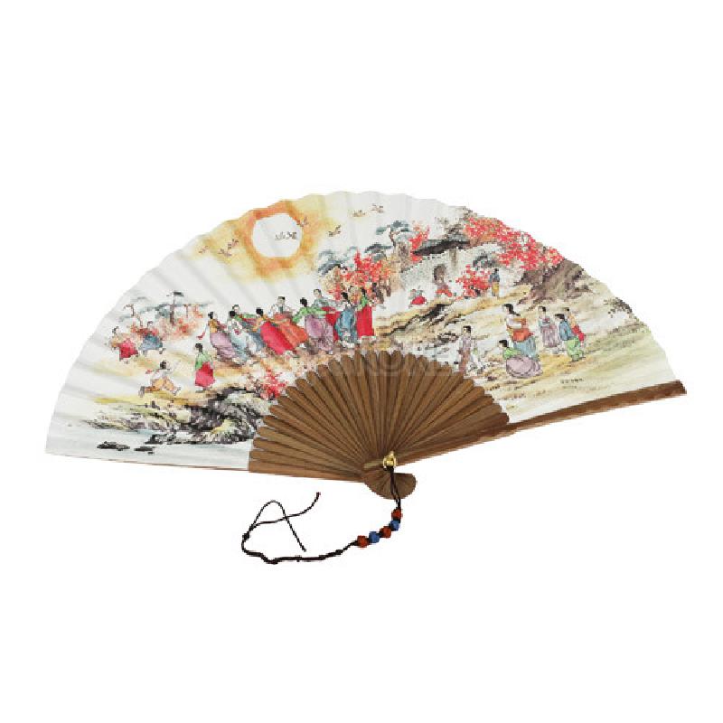 대나무살과 종이 재질에 강강술래와 산수 풍경이 채색된 접선, 구슬 매듭 장식의 끈 포인트.