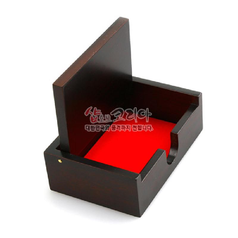 짙은 갈색 원목 소재에 매끄러운 마감과 선명한 붉은색 내부가 대비되는 단색 명함함.