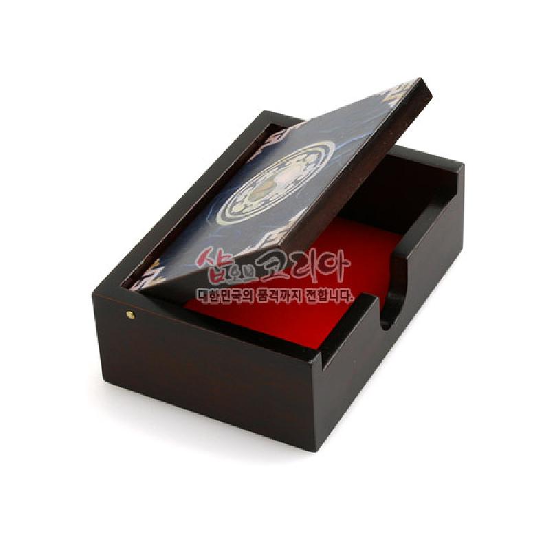 짙은 목재 케이스에 청색 한지 덮개와 태극 원형문양, 내부 붉은 바탕이 대비되는 명함함.