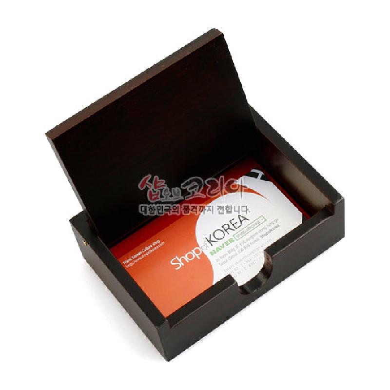 짙은 갈색 나무 재질에 간결한 직사각 형태와 오픈형 뚜껑 구조가 특징인 명함함.