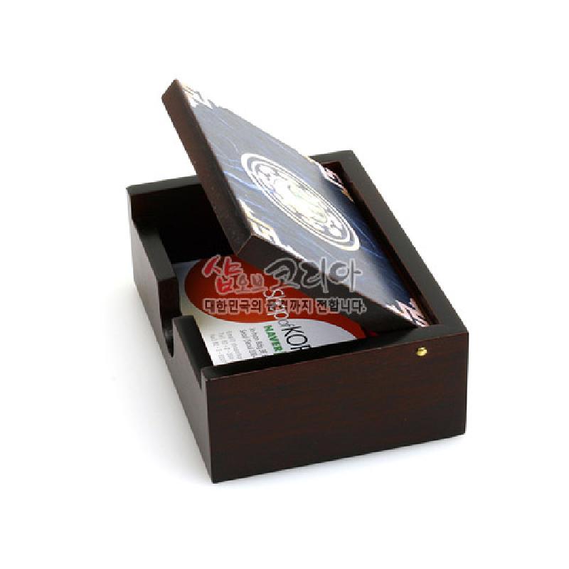 짙은 목재 케이스 위에 청색 한지와 태극 문양을 올린 뚜껑 장식의 자동 명함함.