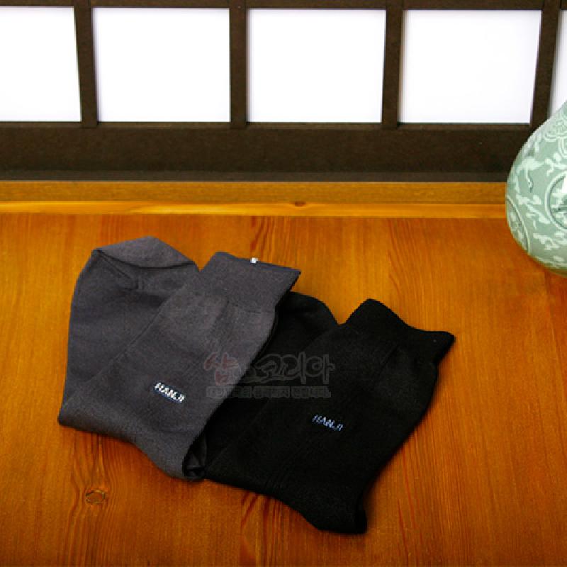 차분한 그레이와 블랙 색상의 면 소재 남성용 양말, 단색 디자인과 작은 영문 자수 장식이 특징인 구성.