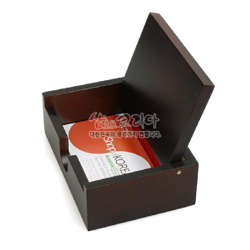 짙은 갈색 나무 재질에 매끈한 마감이 돋보이는 직사각형 형태의 뚜껑 달린 명함함.