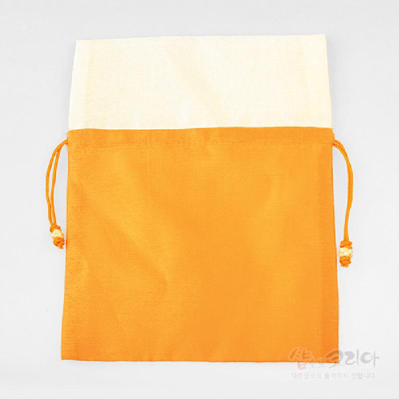 밝은 황색과 아이보리색 배색이 돋보이는 합성섬유 재질, 끈 매듭 장식이 있는 단색 전통 주머니.