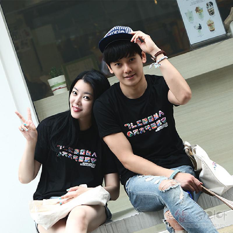 흑색 면 티셔츠 위에 다채로운 색상의 한글 자음 입체발포 프린트가 배열된 디자인.