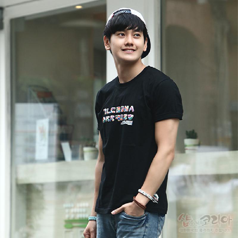 검은 면 소재 위에 알록달록한 색상의 한글 자음 3D 입체 발포 프린트가 가로로 배열된 티셔츠.