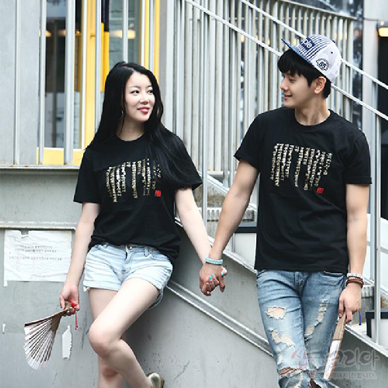 흑색 면 소재 위에 금색 훈민정음 서체를 입체발포 기법으로 인쇄한 한글 문양 티셔츠.