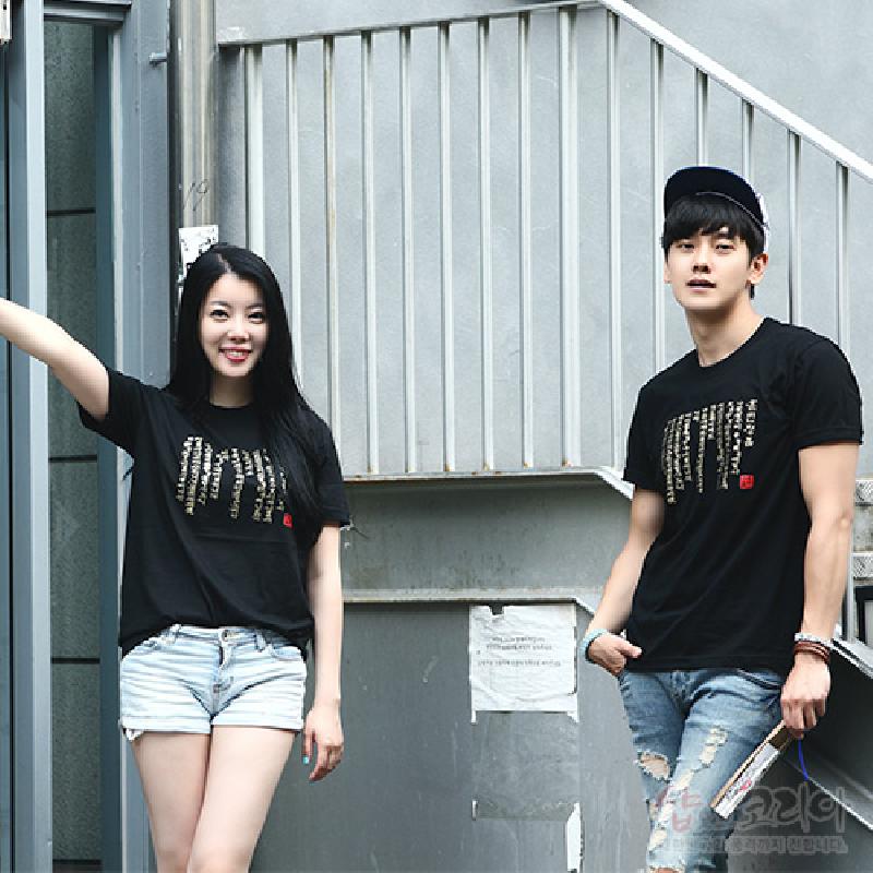 검정 면 소재에 금색 입체발포 기법으로 훈민정음 서체를 표현한 그래픽 문양 티셔츠.