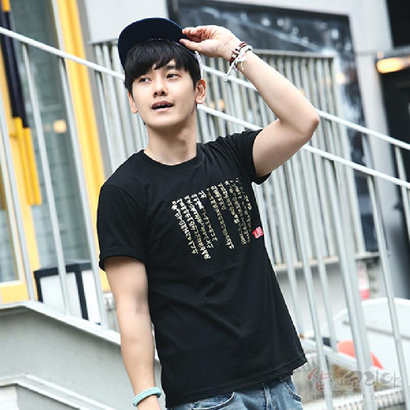 흑색 면 소재 위에 금빛 입체발포 기법으로 훈민정음 한글 서체 문양을 배치한 티셔츠.