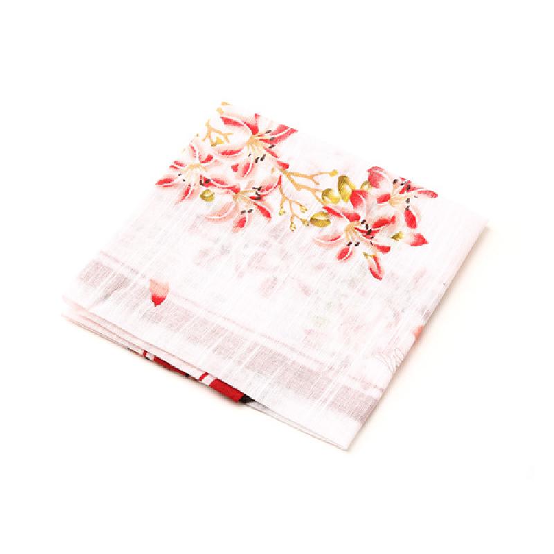 흰색 거즈감 천 위에 분홍·초록색 꽃나무 문양이 수채화풍으로 인쇄된 민속 손수건.