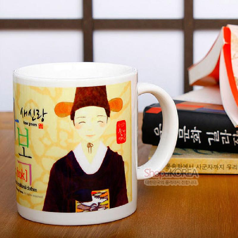 전통 혼례 신랑 한복 일러스트와 노란 배경의 화사한 색감이 돋보이는 세라믹 머그컵. 전통 혼례 신랑 한복 일러스트와 노란 배경의 화사한 색감이 돋보이는 세라믹 머그컵.