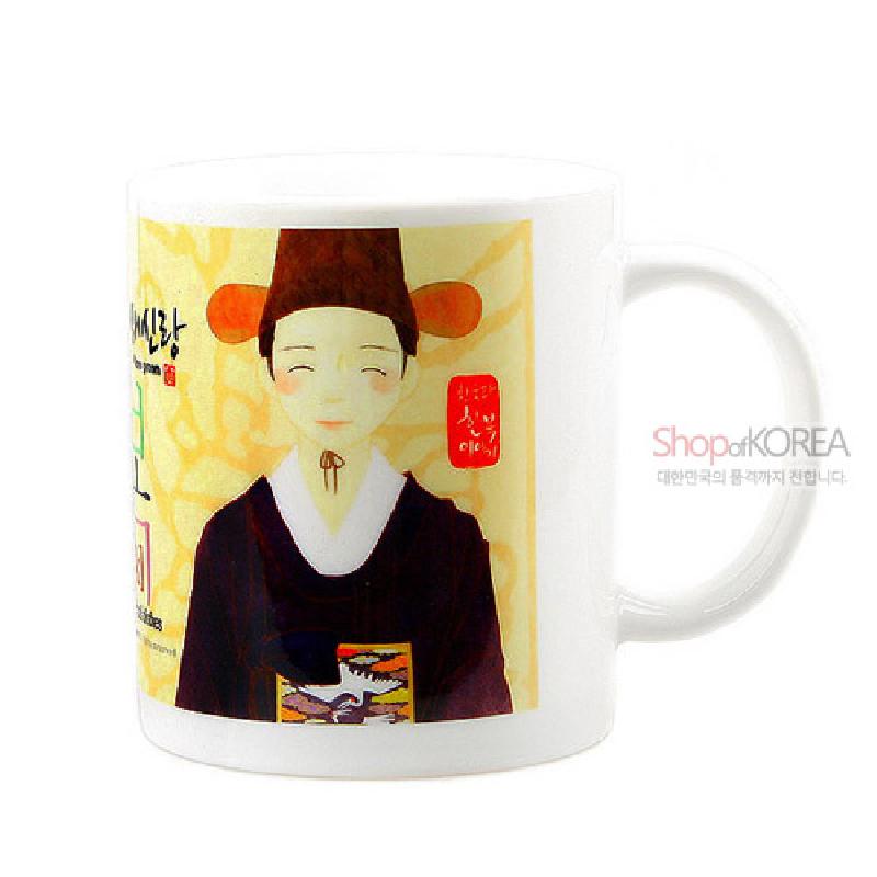 한복과 초례복을 입은 새신랑 일러스트, 노란 전통 문양 배경과 한글 서체가 인쇄된 세라믹 머그컵. 한복과 초례복을 입은 새신랑 일러스트, 노란 전통 문양 배경과 한글 서체가 인쇄된 세라믹 머그컵.