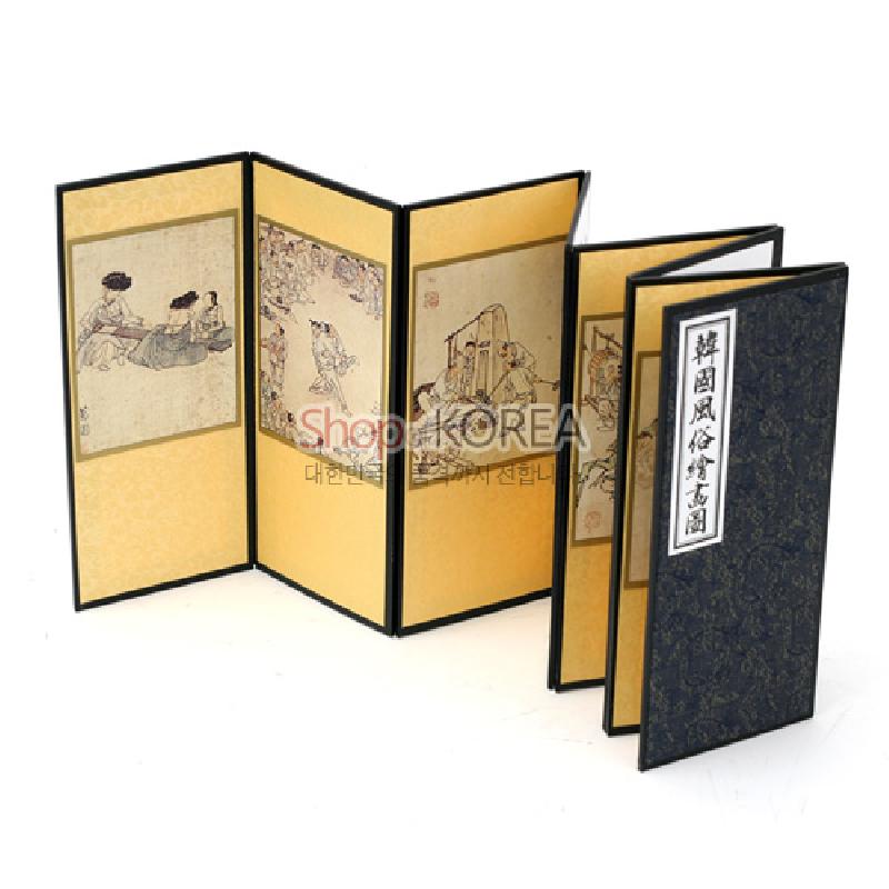 실크 천으로 마감된 8폭 병풍에 김홍도 풍속화 인쇄와 황금색 단색 배경, 짙은 남색 전통 무늬 표지가 조화된 미니 병풍. 실크 천으로 마감된 8폭 병풍에 김홍도 풍속화 인쇄와 황금색 단색 배경, 짙은 남색 전통 무늬 표지가 조화된 미니 병풍.