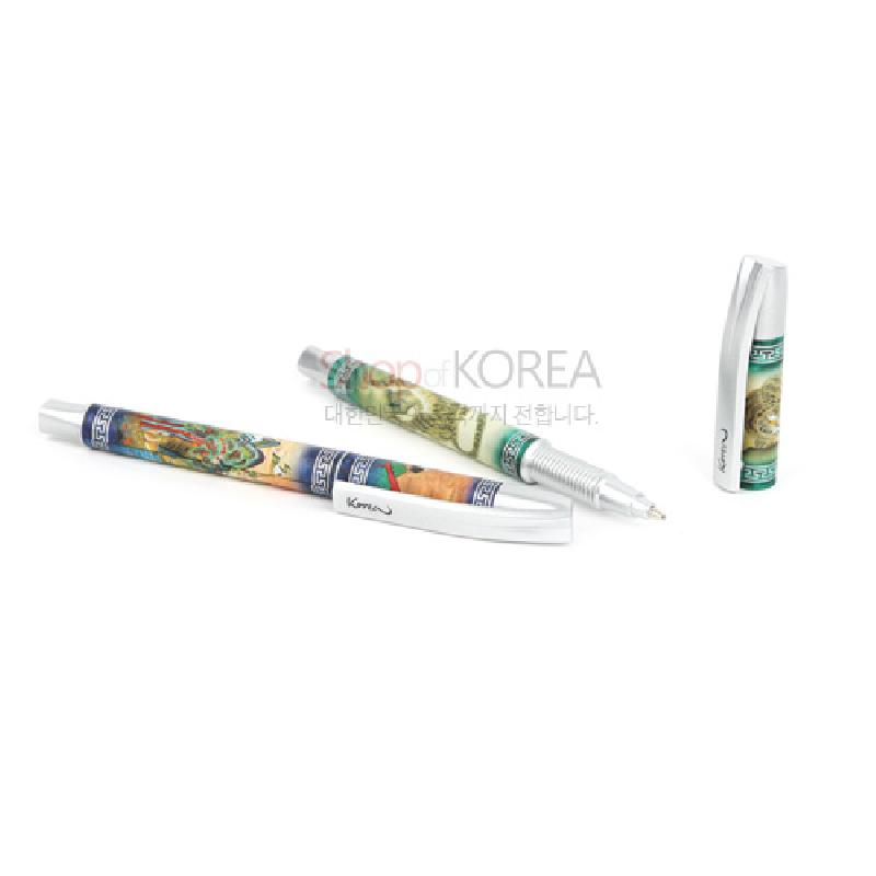 은색 금속 바디에 다채로운 민화풍 동물·풍경 문양이 인쇄된 원통형 볼펜 2종 세트.