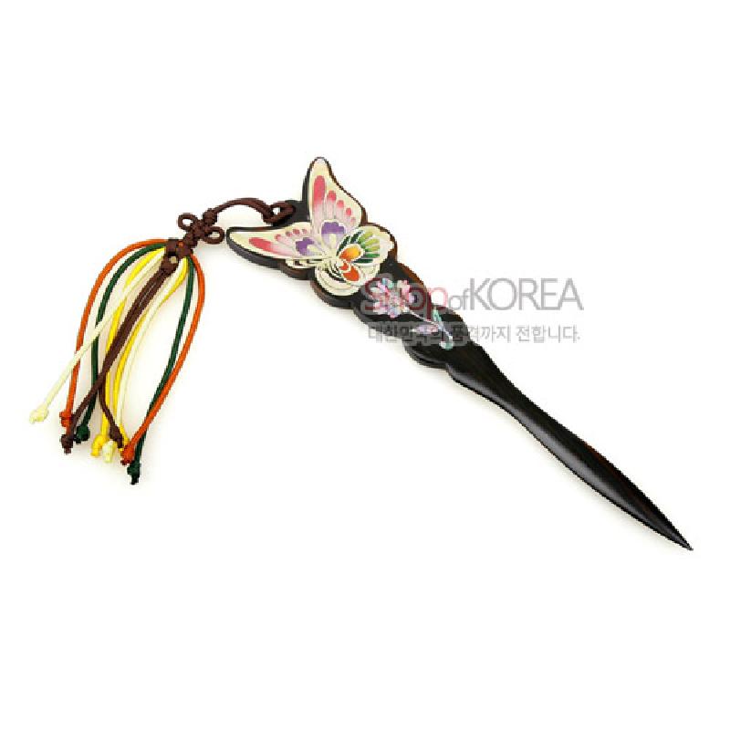흑단 바탕에 자개 상감으로 표현된 다채로운 나비 문양과 오색 끈 장식이 특징인 다용도 책갈피 겸 편지칼.