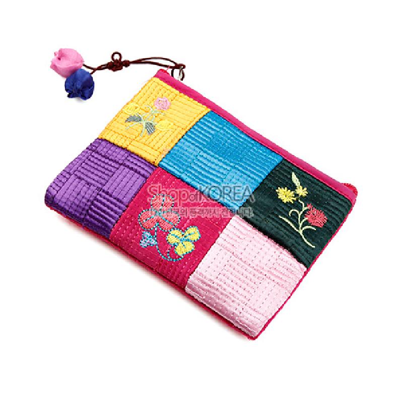 분홍 테두리에 노랑·파랑·보라·초록·분홍 비단 조각을 누비 기법으로 잇고 꽃 자수와 조롱박 매듭 장식을 더한 동전지갑.