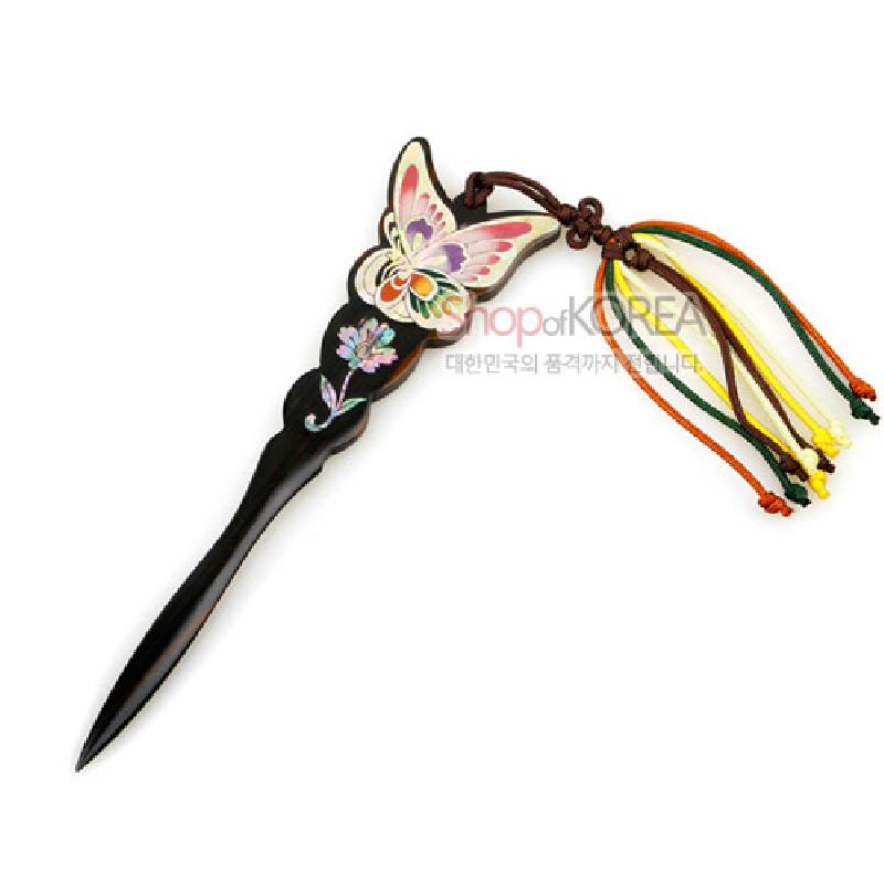 흑단색 옻칠 바탕에 자개 상감으로 나비와 꽃 문양을 넣고, 다채로운 색의 매듭 끈 장식을 더한 다용도 책갈피 겸 편지칼.