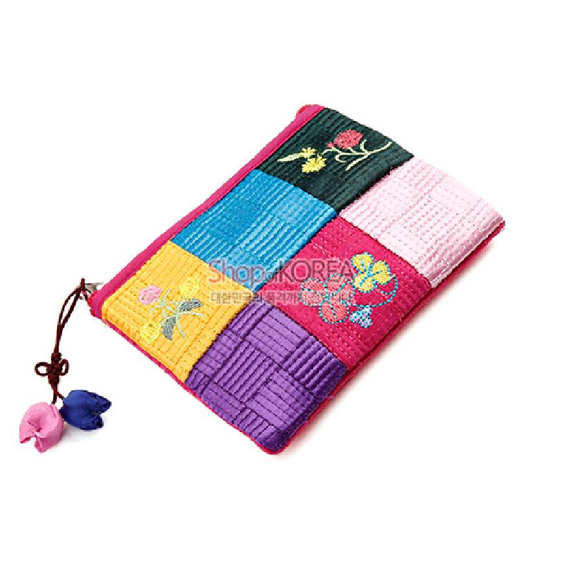 비단 소재에 누비 기법으로 만든 오방색 조각 패턴과 꽃 자수 문양, 복주머니 매듭 장식 동전지갑.