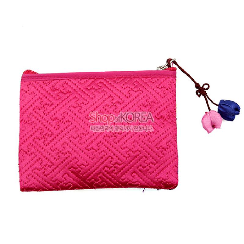 분홍색 비단 누빔에 전통 기하학 문양을 넣고 청·분홍 장미 모양 매듭 장식을 단 동전지갑.