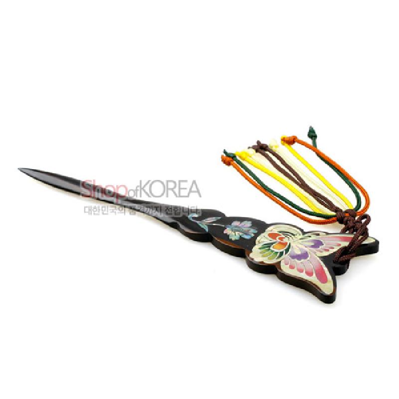 흑단 바탕에 오색 자개로 나비와 꽃 문양을 상감한 책갈피 겸 편지칼, 다채로운 색실 매듭 장식.