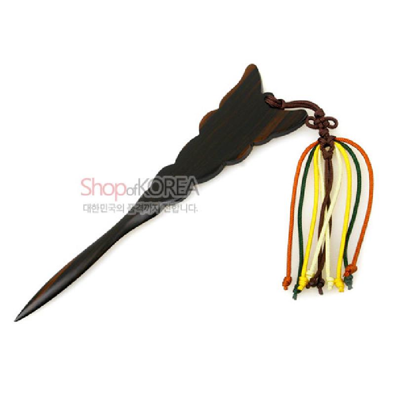흑단 재질의 나비 형상 책갈피 겸 편지칼과 오색 비단끈 술 장식.