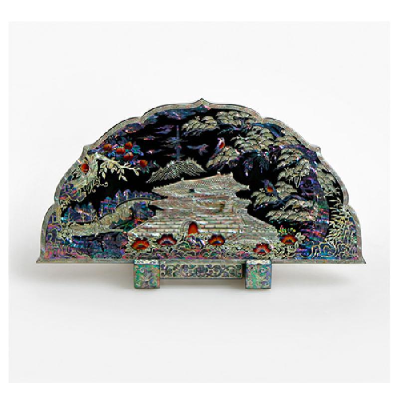 은은한 흑색 옻칠 바탕에 자개 상감 기법으로 남대문과 산수 풍경을 섬세하게 표현한 파형 장식 패널. 은은한 흑색 옻칠 바탕에 자개 상감 기법으로 남대문과 산수 풍경을 섬세하게 표현한 파형 장식 패널.