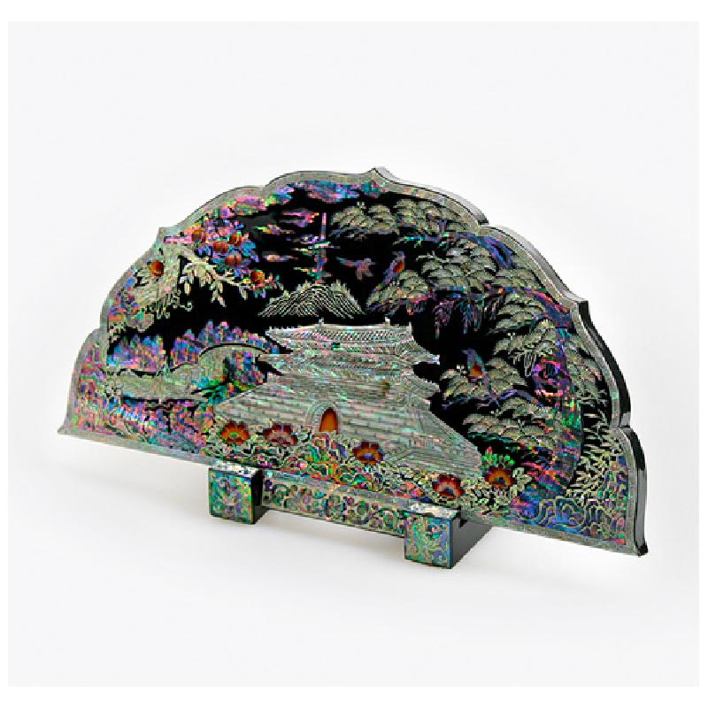 흑색 옻칠 바탕에 남대문과 산수 풍경을 자개 상감 기법으로 표현한 장식 패널. 흑색 옻칠 바탕에 남대문과 산수 풍경을 자개 상감 기법으로 표현한 장식 패널.