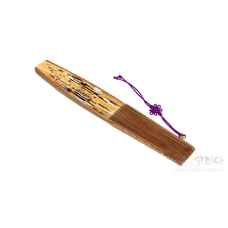대나무 재질의 접선에 사물놀이 장단을 형상화한 다채로운 채색 문양과 보라색 전통 매듭 장식이 더해진 부채. 대나무 재질의 접선에 사물놀이 장단을 형상화한 다채로운 채색 문양과 보라색 전통 매듭 장식이 더해진 부채.