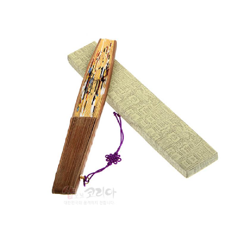 나무 살과 손잡이에 다채로운 색상의 사물놀이 인물 문양을 그린 접선형 부채, 전통 문양 인쇄 박스와 자주색 실매듭 장식 구성. 나무 살과 손잡이에 다채로운 색상의 사물놀이 인물 문양을 그린 접선형 부채, 전통 문양 인쇄 박스와 자주색 실매듭 장식 구성.