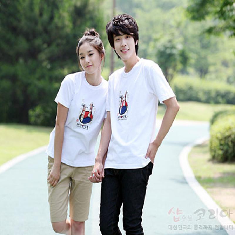 면 소재 흰색 티셔츠에 장승 형상과 태극 문양을 컬러 프린트로 표현한 3D 입체 그래픽 디자인.