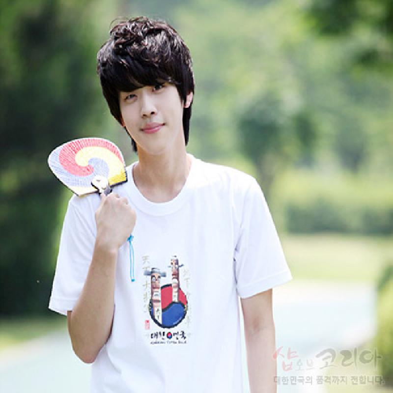 흰색 면 소재 위에 장승과 태극 문양을 컬러 프린팅한 그래픽 장식 티셔츠.