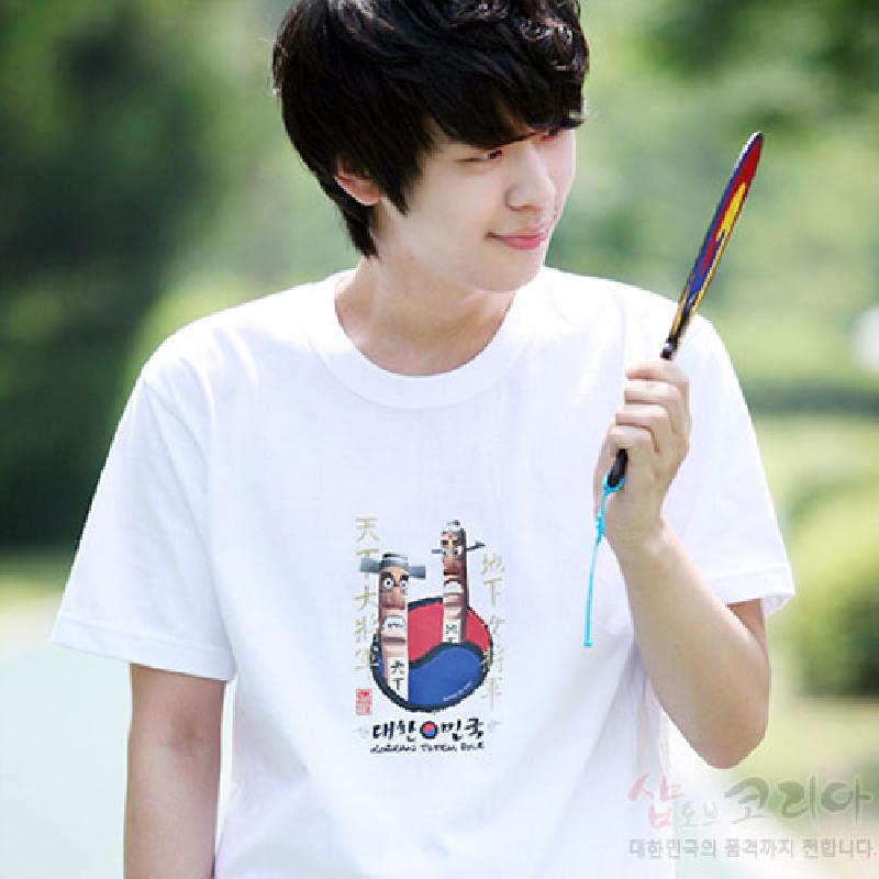 장승과 태극 문양이 인쇄된 흰색 면 소재 3D 입체 발포 티셔츠, 한글 캘리그래피 장식이 특징인 의류.