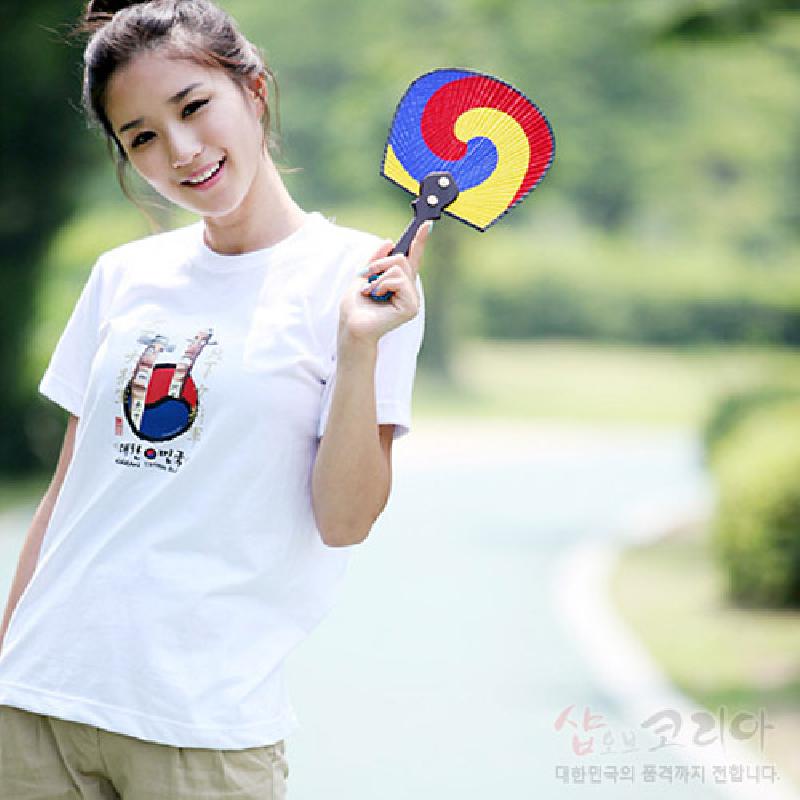 장승 형상을 중심으로 태극 문양을 3D 발포 기법으로 표현한 흰색 면 티셔츠.