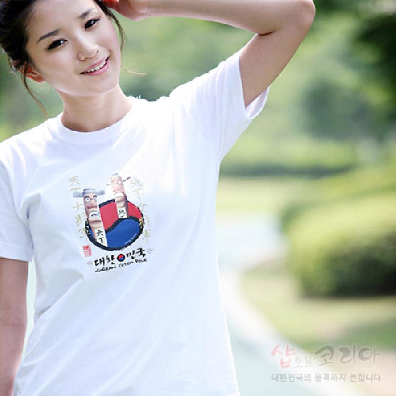 흰색 면 소재 위에 장승과 태극 문양을 컬러 프린트로 표현한 3D 입체 효과 그래픽 티셔츠.