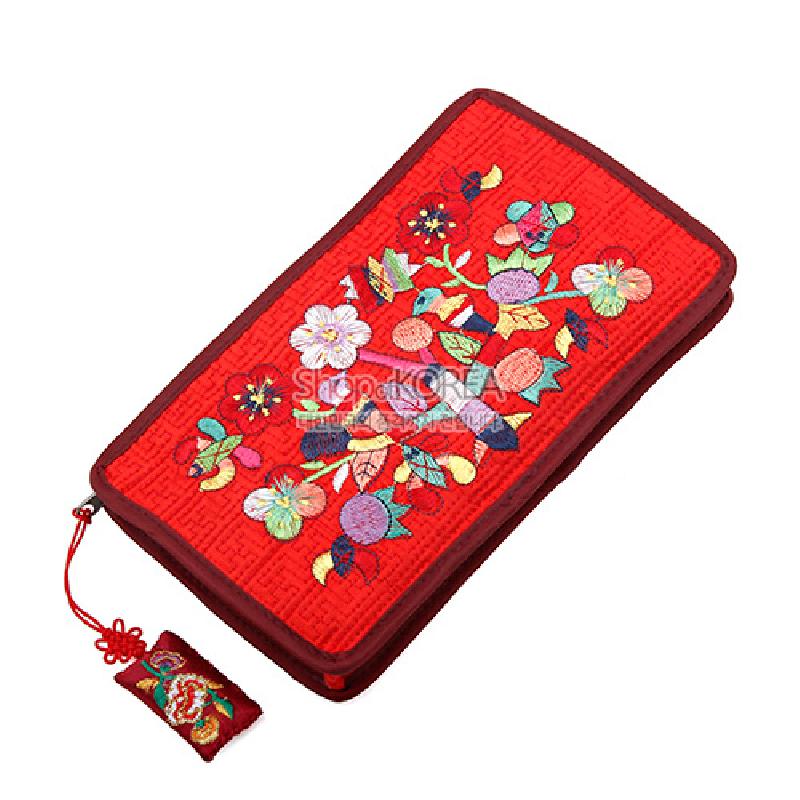 붉은 비단 바탕에 다채로운 실로 수놓은 꽃과 나비 문양이 특징인 자수 각형 파우치.